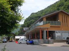 立ち寄りポイント《２》道の駅湯西川（ゆにしかわ）


ここで駐車場待ちになりまして。
車に戻ってきた人が出るんだなぁとちょっと”食い込み気味”にその車の前に待っていたらそこから人が降りてきた（汗　。

”わ、なんだろ。態度悪かったかな？”

と思ったら、なんと昔の同僚だったという。


