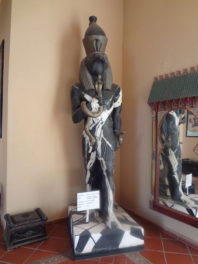 エジプトチックな像。<br />ホルス像かな？