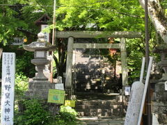 「しげの屋」さんの前は　「熊野皇大神社」　標高1200メートルです。
階段を少し上がると本殿なので、お参りしましょう。
群馬県側は熊野神社、長野県側は熊野皇大神社と２つに分かれていて、賽銭箱が並んで二つある面白神社。