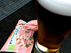 20時発のANA便で那覇へ出発。定時の18時に会社を出て、羽田へ。
ラウンジにてビールを1杯いただきました。
