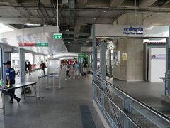 ３０分位でしょうかパヤータイに到着
エスカレータを降りた向こう側がＢＴＳパヤータイ駅