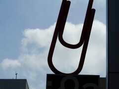 　目的地はこちらでございますよ。このサインはビルの裏手のサインでございます。夏です。伊東屋さんの裏に建っていて古いビルがなくなってしまったら、結構広いスペースだったんだなぁと、これまたいつものパターンでございます。
　裏の伊東屋さんの建物の中は地下の額縁は変わらないものの、一階にあった万年筆が上に上がって、一階はボールペンなんかの売り場になっています。アジア人外国人の若者多数。ぺんてるのリフィルを勝手に引き出しの、それも箱に入っているところから取り出して購入。なんでも自分でやりましょう。人がいないんだから。