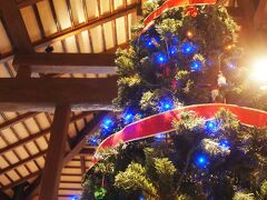 到着です！１２月ということもあり、大きなクリスマスツリーが飾られていました。
とても高い天井だから成せる技。
到着早々「ツリーだ！」と喜んでいたら、ツリーの前で撮影してくださいました。
ありがとうございます！