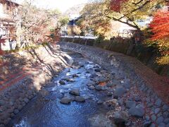 伊豆小京都と呼ばれる修善寺には桂川という大きくて綺麗な川があります。
川沿いの路地にはお土産やさんや食べ物屋さんもたくさんあって、
のんびり散歩するには最高のスポット。