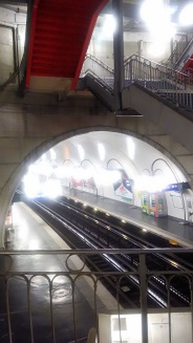 いつものようにメトロの回数券でシテ島へ。<br />恐ろしく段数の多い階段に気絶しそうになりながらもゆっくりで口を目指します。