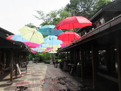 続いて、ハルニレテラスへ。
　
中軽井沢は星野リゾートの街。

「軽井沢アンブレラスカイ2018」6/1（金）～7/1（日） 8:00～21:00
(傘のライトアップは 期間中毎日 17:00～21:00)

どうやって傘をつるしているのか見てもわかりません・・
カラフルです。

雨の降っていない梅雨っていいわあ。