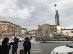 イタリア旅4日目後半。

ヴェネツィアサンタルチア駅から出発してフィレンツェ駅に到着。
列車旅も2回目なので慌てていません。
駅も早めの到着、スーツケースもちゃんと置き場に設置。
座席で先ほど買ったサンドイッチで軽めお昼。

フィレンツェのお天気予報は何回みても雨時々曇り。
駅を出るとやはり空模様は暗くて小雨。
駅正面にあるインフォメーションでフィレンツェカードを
事前購入のバウチャーで交換。