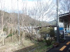 高知から愛媛県に入って、真土駅。