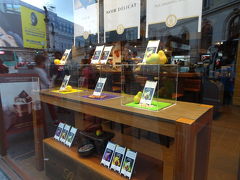 混んでいたのか、知らない道を通り、
1時間かかって
オペラ座横、リッツ前に到着。
リッツチョコレートのお店は外から見ても満員そう。