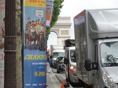 シャンゼリゼ通り 奥に凱旋門 車が止まっていて写せない（笑）