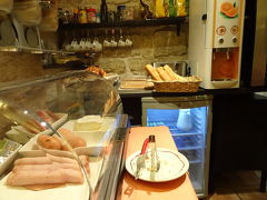 ホテルの朝食 狭いから少ないです

ホテルはこちらで紹介されていた
Austin's St Lazare Hotel
場所は便利だけれど、たぶんもう２度と泊まらないと夫は言った（笑）
値段のわりに見合わないと思う。