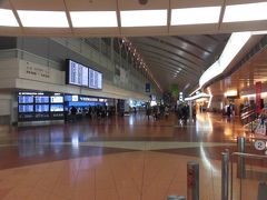 早朝羽田空港　さすがにこの時間は空いています。