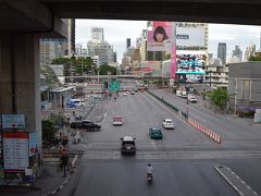 エアポートリンクは空港から乗車する人は少なかったですが、早朝にも関わらず途中駅から割と混雑してきました。旅行者だけでなくバンコク市民の足になっていることを実感。
明け方のバンコク市内を車窓から眺めているといつの間にかマッカサン駅に到着です。アソーク通りはさすがに渋滞はなくスイスイ。