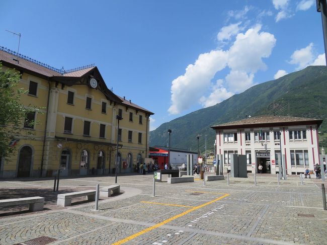両方の駅舎の遠景