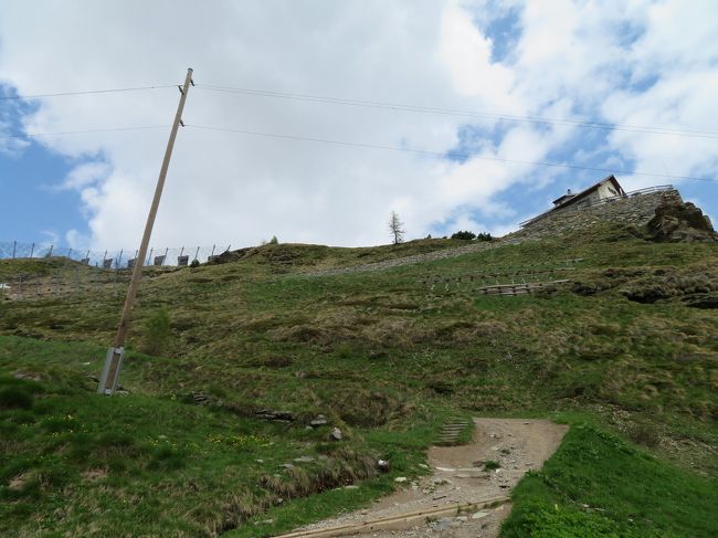 次の停車駅のオスピオ・ベルリナ駅までハイキング　急坂を上る