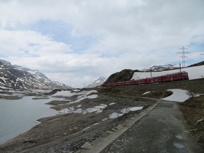 線路沿いを歩く