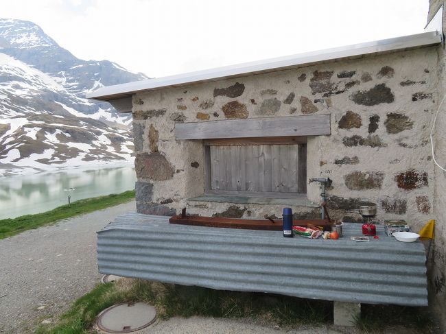 閉まっている小屋の陰で昼食の準備