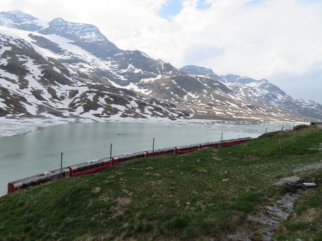 上り・下りあるので、結構　列車が通り過ぎてゆく　写真撮影に忙しい