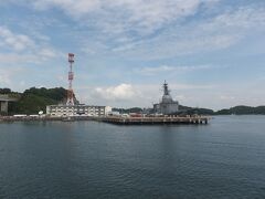 メンバーと合流して海上自衛隊基地へ。
途中手荷物検査がありますが、金属探知機とカバンの中を見せればOK。