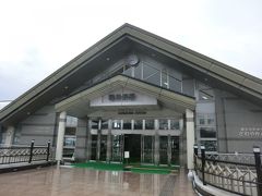 軽井沢駅‥
長野県最東端の駅です。

北陸新幹線の開業に伴い駅舎を全面改築し、軽井沢の代表的樹木「白樺」をイメージしてデザインされた橋上駅となりました。
また駅舎改築と同時に南北自由通路が設置され、両端部ともペデストリアンデッキにつながっており、北側にしなの鉄道、南側にJR東日本北陸新幹線の改札があります。

※ウキより引用しました。