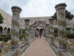 サンタキアラ教会の修道院の「中庭」です。マヨルカタイルが貼り付けられた柱。かわいいんだなぁ