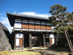 10:37
小諸城.大手門です。

小諸城の正門で、406年前の慶長17年に築かれました。
明治維新以後は民有となり、島崎藤村が勤めた小諸義塾の仮教室や料亭として利用され、平成20年、江戸時代の姿に復元されました。
日本城郭建築初期の代表格として、国指定重要文化財に登録されています。