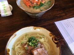 川平で有名な「トミーのパン」に行ったら、タイミング悪く売り切れ。
そのため近くの八重山そばのお店「嘉とそば」へ！
ソーキそば700円
海老そば1000円
美味しかったし景色も良くて最高でした！
床に子どもをゴロンと寝かせておけるのも良かったです。