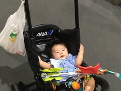 セントレアから石垣島までの２時間半のフライト。
空港ではベビーカーを借りました。