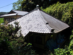 挨拶を終え、石段の上まで戻って来ると、お寺の屋根らしきものが見えた。
登ってきた時は、藪で見えなかったのだが。
どうみても廃寺のようだが、禅宗の今泉寺と参道の入口に立派な石柱が建っていた。