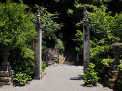 称名寺は、弘仁元年(810)に空海により創建されたと伝わる寺。
境内には立派な建物もあったが、奥は何やら気配が違う感じがする。