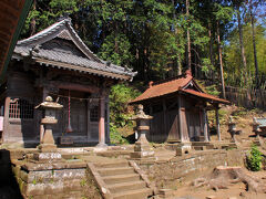 まずは手前の鳥居を潜り、熊野神社の境内へ。
石段を登ると、そこには趣のある社殿が鎮座していた。