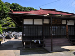 熊野神社に参拝した後、隣の多聞院に立ち寄る。
こちらもかなり立派な建物だったが、渋い社殿もあった。
多聞院は、戦国時代、玉縄北条氏の家臣甘糟長俊により勧請された熊野神社の別当寺として、山ノ内にあった観蓮寺を移したものだそうだ。