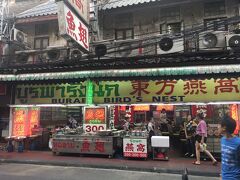  Plaeng Nam Rdにある有名店の東方燕窩。学生のような店員が目立つ。バイトかもしれない。呼び込みはおとなしい。と言うかほとんどない。