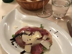 こちらは事前予約しておいたレストラン。
フィレンツェでは名物ビステッカを食べないと！
まずは牛肉のカルパッチョ。
おいしい～い♪