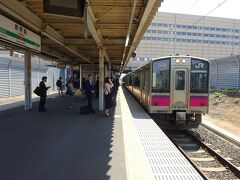 新青森駅の在来線ホーム。
青森駅始発の、弘前行きの電車がやってきた。
東北地方に広く分布している、701系電車。
特にこのあたりではこれしか走っていない。