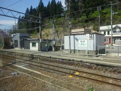 鶴ヶ坂駅。
左端に簡素な駅舎がある。