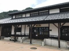 ローカル電車に揺られること１時間弱、えちぜん鉄道勝山永平寺線の終点、勝山駅に到着（770円）。レトロな趣のある駅舎