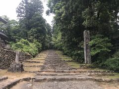 ということで、参道をさらに進んでいくと、白山神社の文字が。ここは精進坂。昔はこの坂より先には魚の持ち込みが禁止されていたそうです