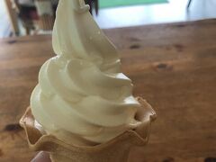 勝山城博物館の駐車場にある「みるく茶屋　本店」で一休み。バニラを使わないジャージー牛のソフトクリーム（350円）は濃厚な味わい。エネルギー補給完了。さすがに勝山城に寄ってしまうと永平寺見学の時間がなくなるので勝山駅に急ぎます