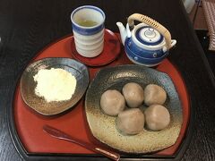 永平寺口行きのバスは17時01分発の次は18時31分。参道のどこかの店で永平寺蕎麦でも食べて時間つぶせばいいや、と思っていたら店はすべて閉まっている。どこか食べるところ、休めるところないか。うろうろしてたら、バス停の前のにある「一休」が店を開けてくれた。「ここは17時になったら、店を閉めちゃうから。きょうはもう乗り損なった人はいないかと思ってた」。ありがとうございます。簡単なものなら、ということで「そば団子」をいただきました