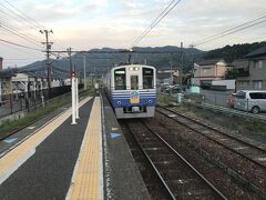 福井行きの列車がやってきました。福井までは450円。この日は小松まで移動して宿泊、翌日は早朝便で東京に戻って仕事です
