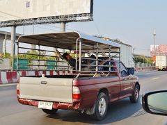 空港に到着してからそのまま市内に向かいます。
高速道路を走っているとトラックの荷台にハンモックで爆睡するおにいちゃん。
一気にタイに来た気分にさせてくれます（笑）