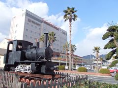 さあ、次の列車の時間まで宇和島市街へ。
軽便鉄道のような宇和島鉄道のSL（復元）と宇和島駅・そして併設のホテル。。