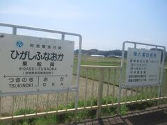 最初の停車駅、東船岡。
「桜と菊の名所」駅ごとにキャッチフレーズがついています。