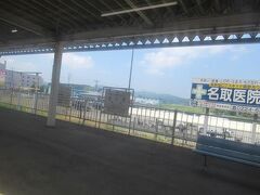 「花の里」角田駅。
このあたりの中心町らしく多くの乗客が降りていきました。