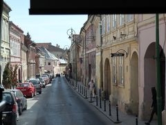 ブラショフ旧市街で、ヨーロッパで狭い通りの一つをバスの中から。右側の黒い看板の所のアーチのようです。「STRADA SFORII」
