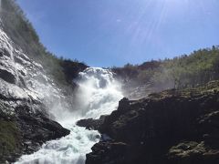 5分としないうちにKjosfossen 駅　に到着。
5分間の停車です。
急いで一番前のショースの滝が良く見える場所に行きました。