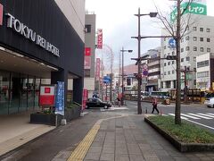 鹿児島東急REIホテルに戻って来ました。
鹿児島中央駅からも徒歩３～４分と近いのですが、目の前には市電の高見橋電停があります。
ここまで乗って来るつもりだったのですが、自分のミスもあって今日はだいぶ歩いて疲れました。”腰爆弾”が爆発しなければいいのですが。