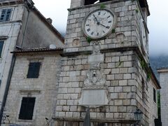 修繕中の入り口を抜けて見えた町の時計塔は1602年。またドブロブニクとは趣の違う旧市街。

城壁はヴェネツィア共和国によって築城されただけあり、入り口にはヴェネツィアの象徴、翼を持ったライオン”ヴェネツィアの獅子”も。