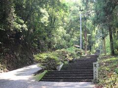 第十番・切幡寺。
ここは駐車場にクルマを停めた後、木々の中を３３０段の階段を登っていきます。